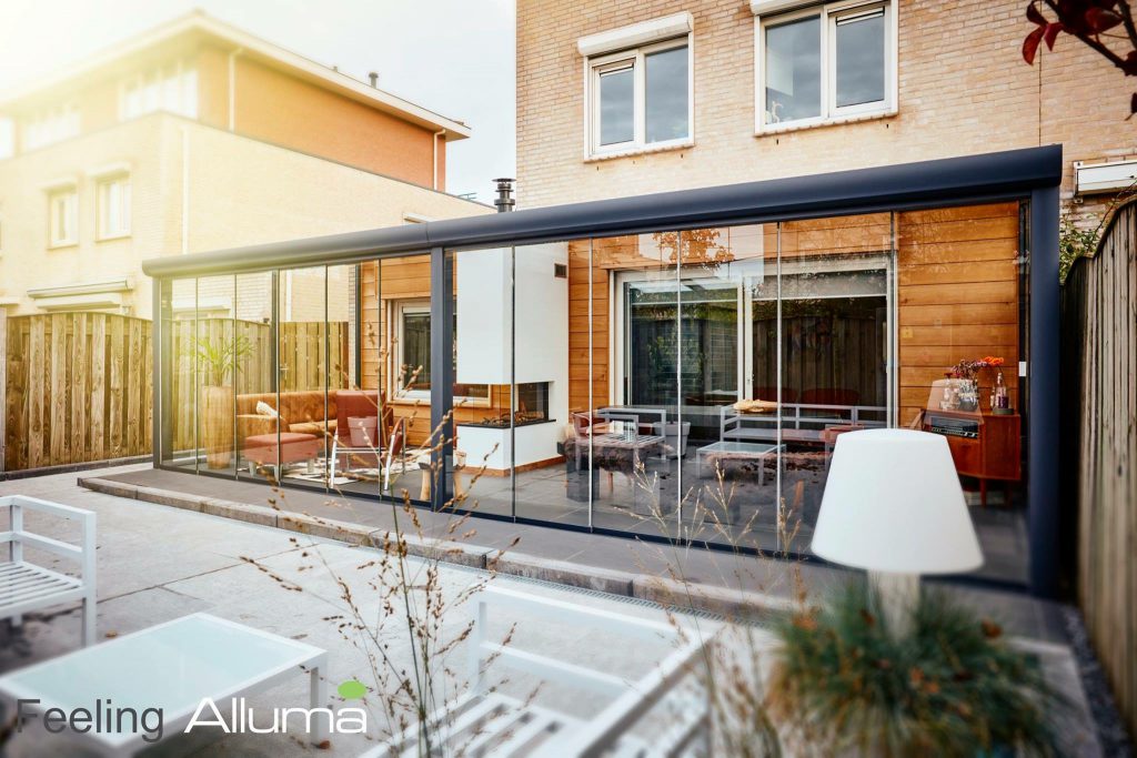 Luvifem – Terrasoverkapping / glaswand VC Sfeerimpressie antraciete terrasoverkapping met glasschuifwand