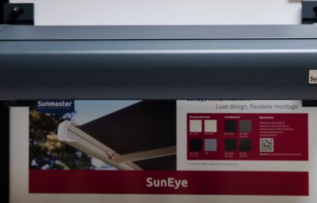 Aanzicht Suneye knikarm zonnescherm (antraciet) - niet in gebruik / cassette gesloten