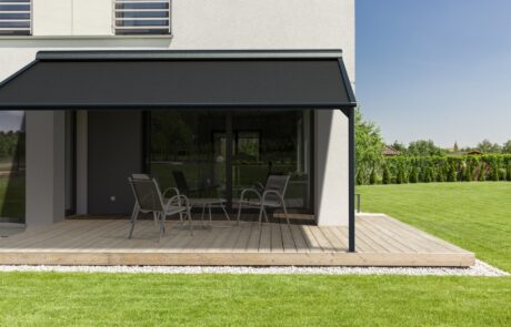 Moderne landelijke woning met in zwart uitgevoerde gevelgemonteerde pergola zonwering