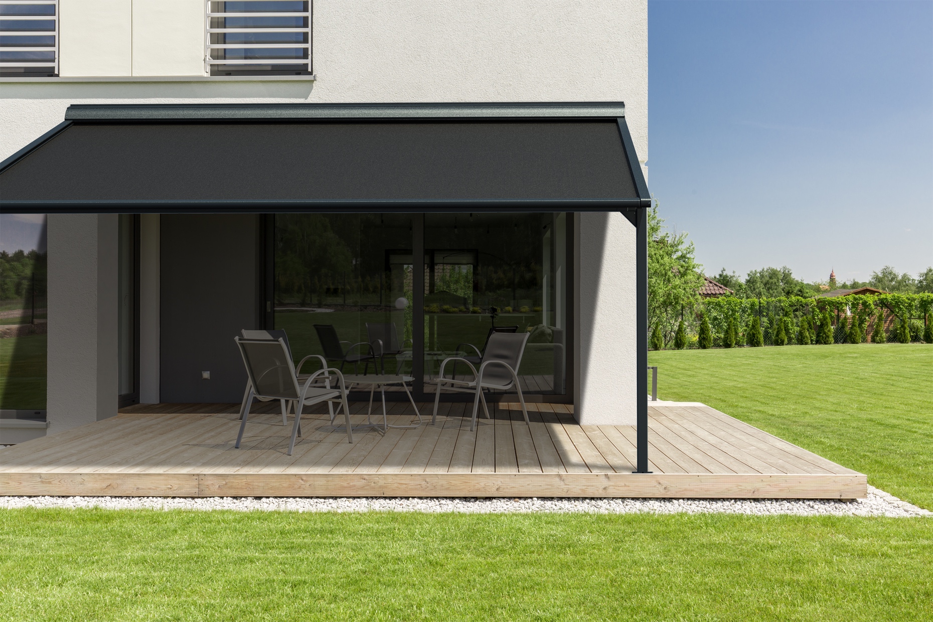 Moderne landelijke woning met in zwart uitgevoerde gevelgemonteerde pergola zonwering