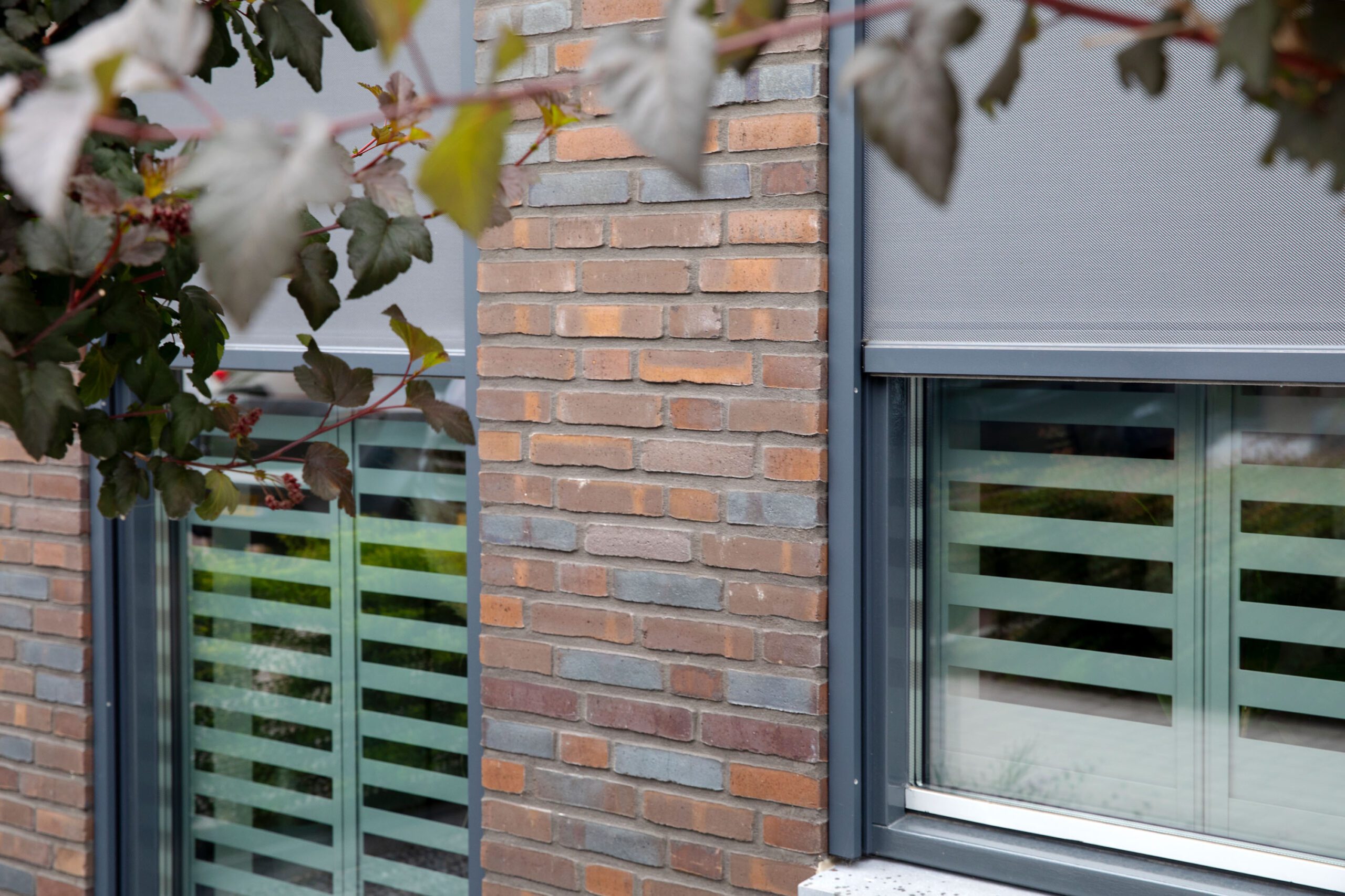 Buiten detail impressie antraciete zonnescreens in combinatie met Fractions aluminium shutters