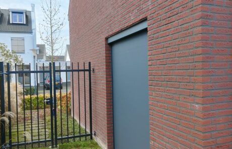 Nieuwbouw woning met antraciet zonnescreen