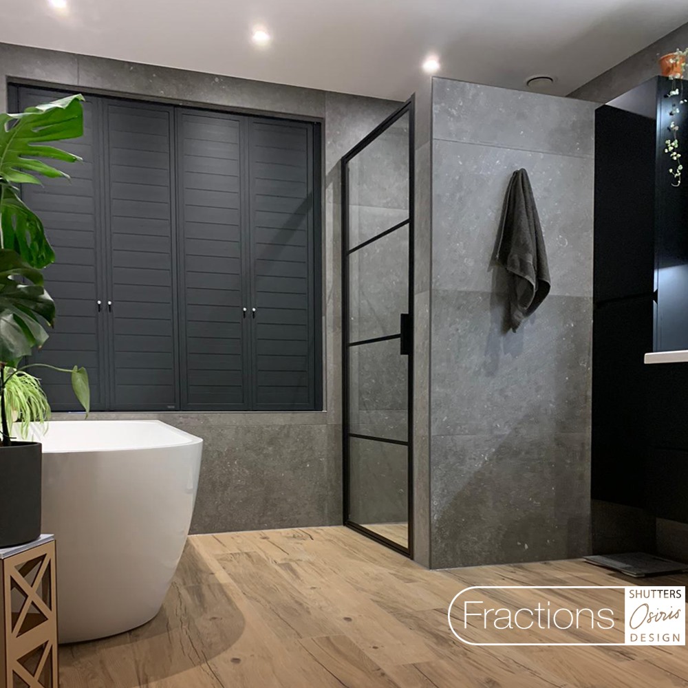 Gesloten grijze shutters in moderne badkamer van het merk Fractions